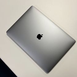 MacBook Pro 2018 15-inch 2.2 6-Core i7 16GB  512GB RADEON PRO 555X 4GB Excellent Condition