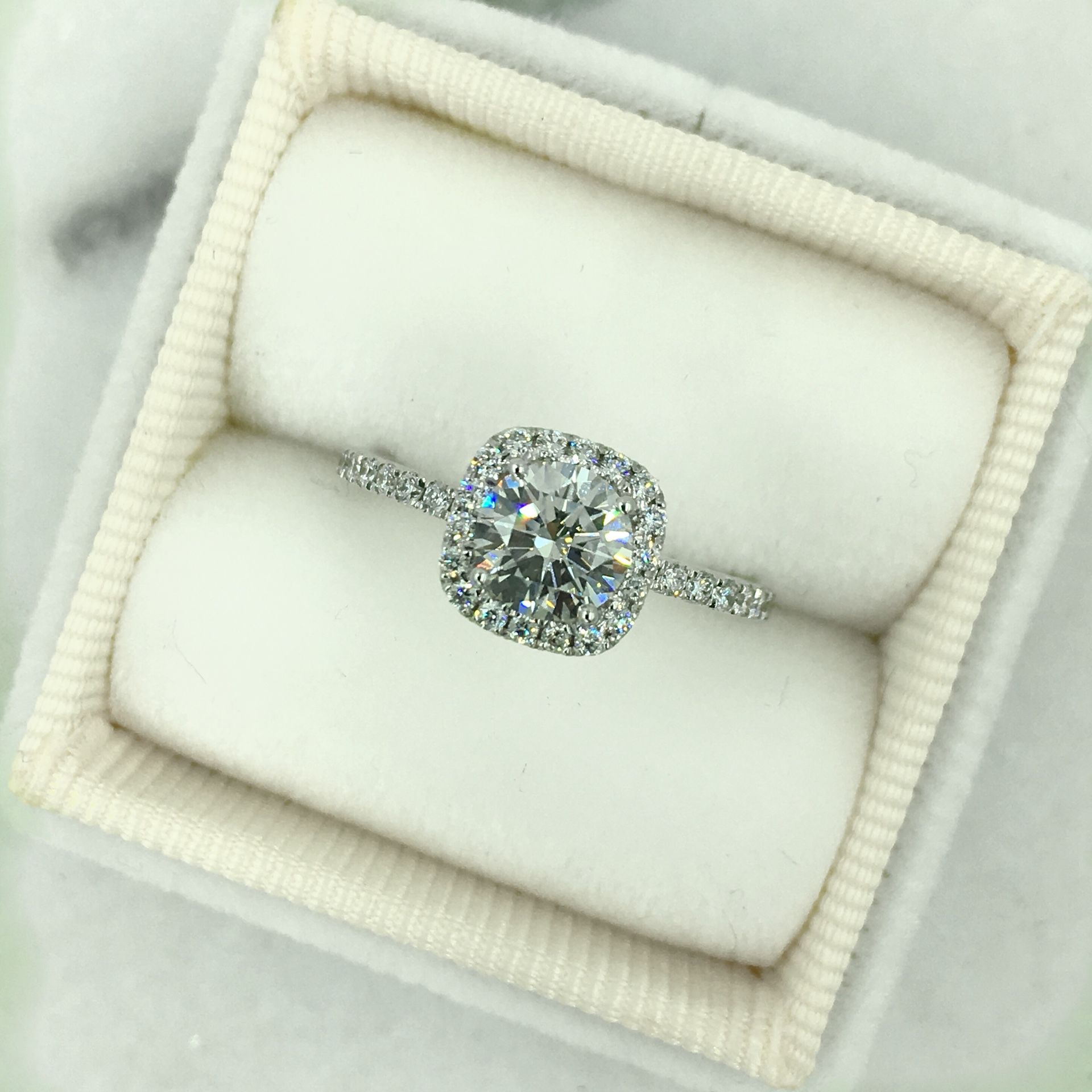 1.21 carat diamond engagement ring. I VS2 Never worn