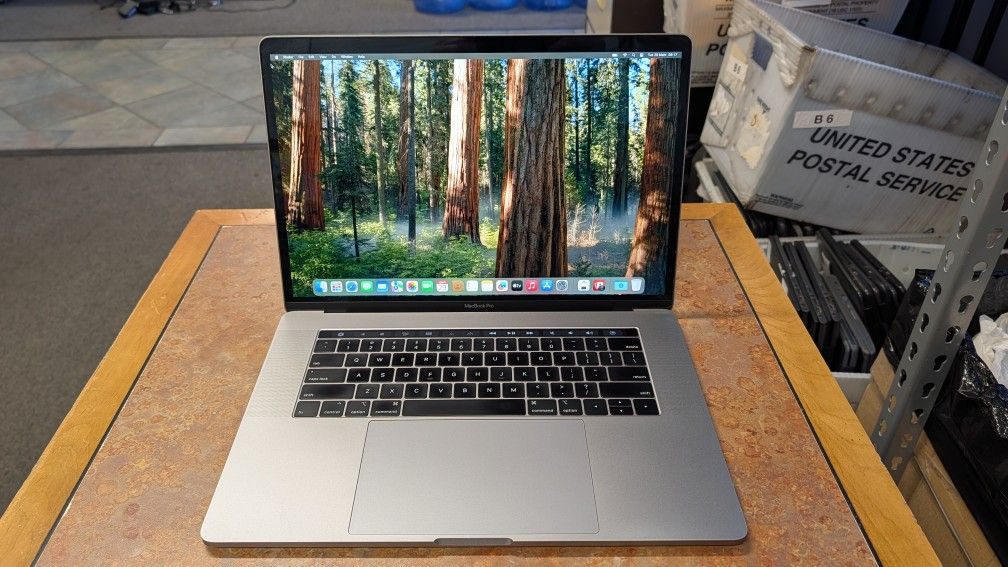 Apple MacBook Pro 15" 2019 Touchbar Six Core i7 16gb 256gb Dual GPU