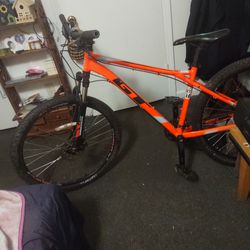 Florescent orange And Black GT, Disk Brakes, Super Smooth Shifting Gears Like New. 
