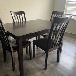 Dining Room Table & Chairs