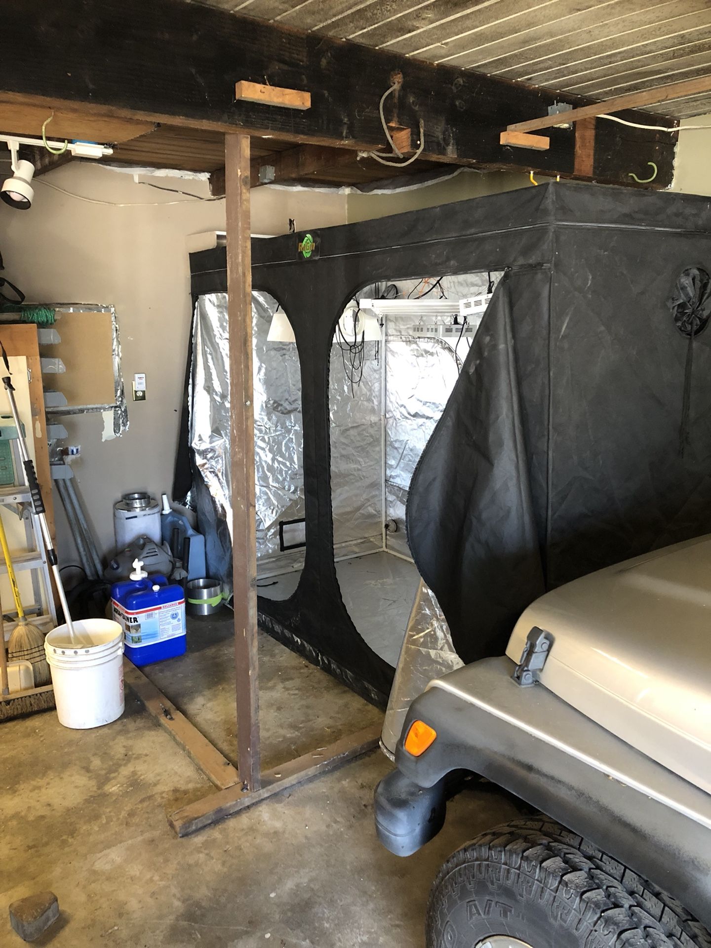 ReGen grow tent with lights. Like New!