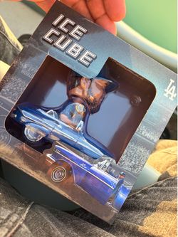 Ice cube bobble head
