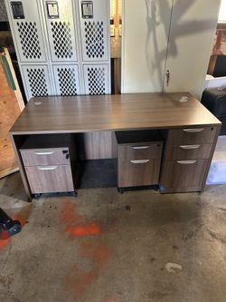 Very nice office desk with two matching file drawers that lock