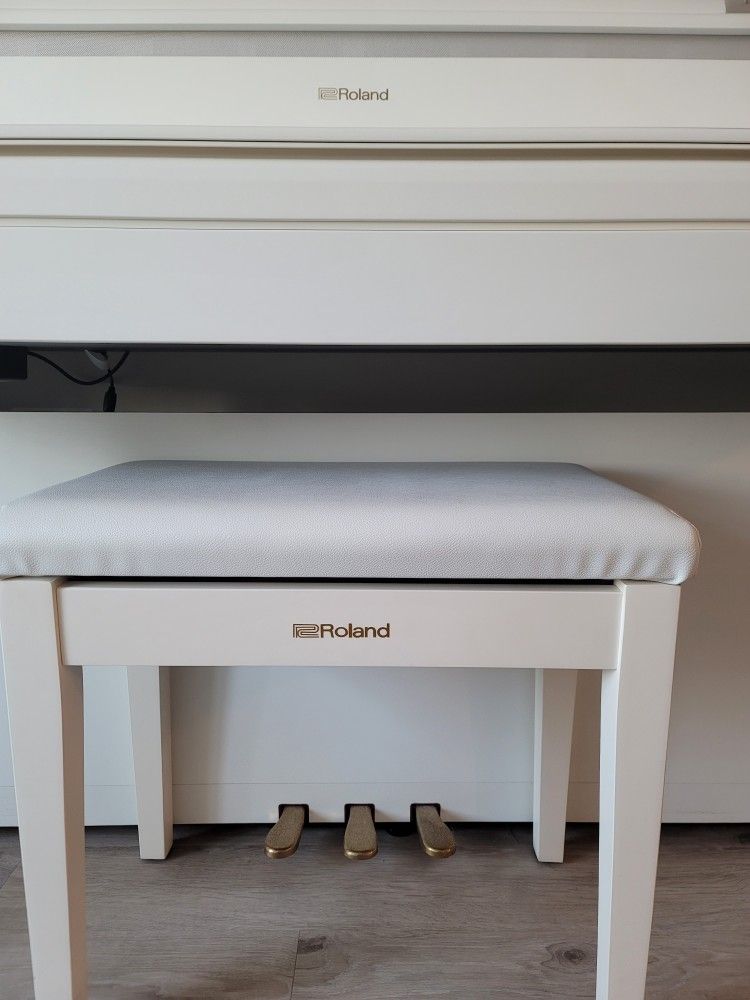 ROLAND (HP704) DIGITAL UPRIGHT PIANO WITH BENCH - SATIN WHITE
