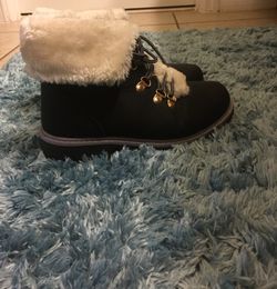 Woman’s comfy boots size 36 which is like a size 5.5 in woman