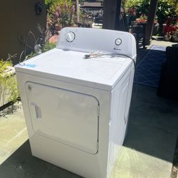 Amana Gas Dryer 7.0 Cu Ft  [BROKEN] (heats but does not spin)