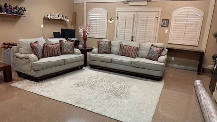 Sillones, alfombra y gabinete