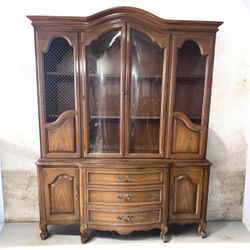 Beautiful Thomasville French Provincial China Cabinet