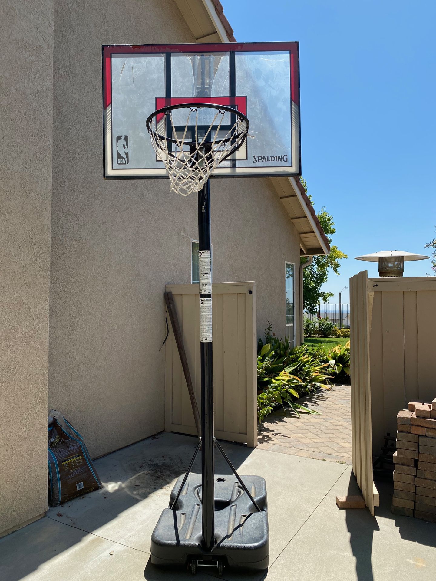 Spalding basketball court / basketball hoop