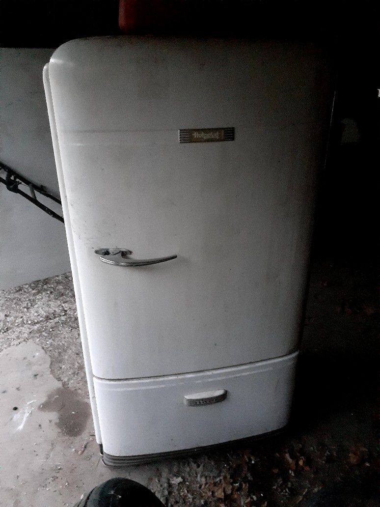 Old Refrigerator Works Good 