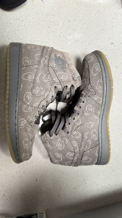 ser el modelo Air Jordan 1 Retro High ‘Grey Suede’ (GS/kids size) de Nike / Jordan, color “Wolf Grey/Wolf Grey”.