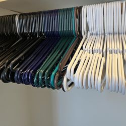 100 Plastic Hangers