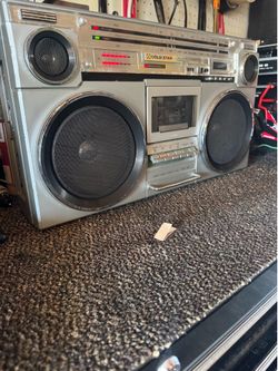 Gold star 80s boombox!