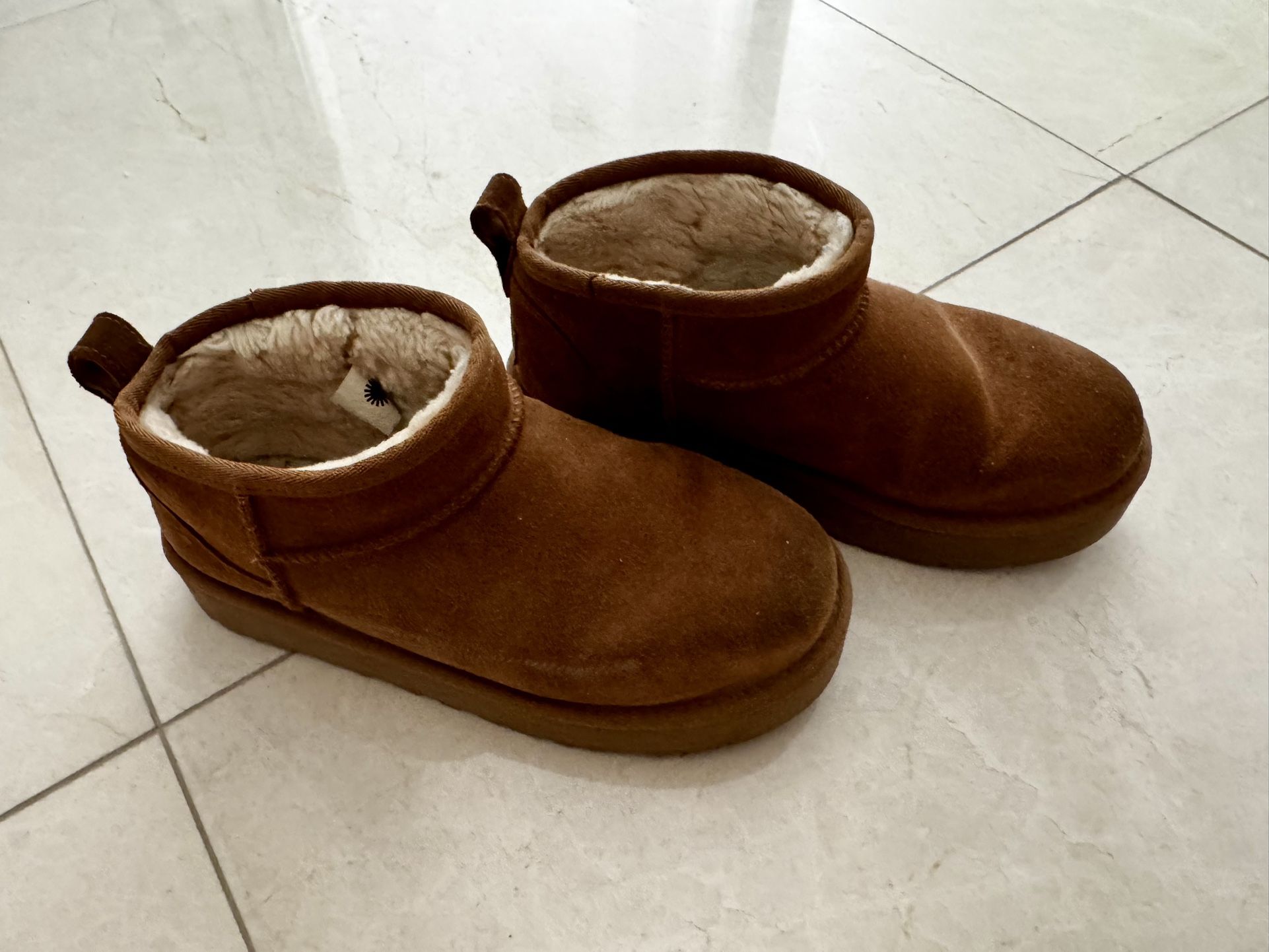 UGG Classic Ultra mini platform -SOLD Pending pick Up