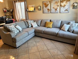 DELIVERY AVAILABLE 🚛! Large and super comfortable sectional couch from Jerome’s LIKE NEW