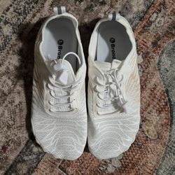 Tennis shoes