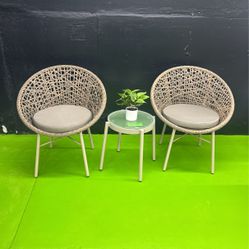 Coffee Table And 2 Chairs 