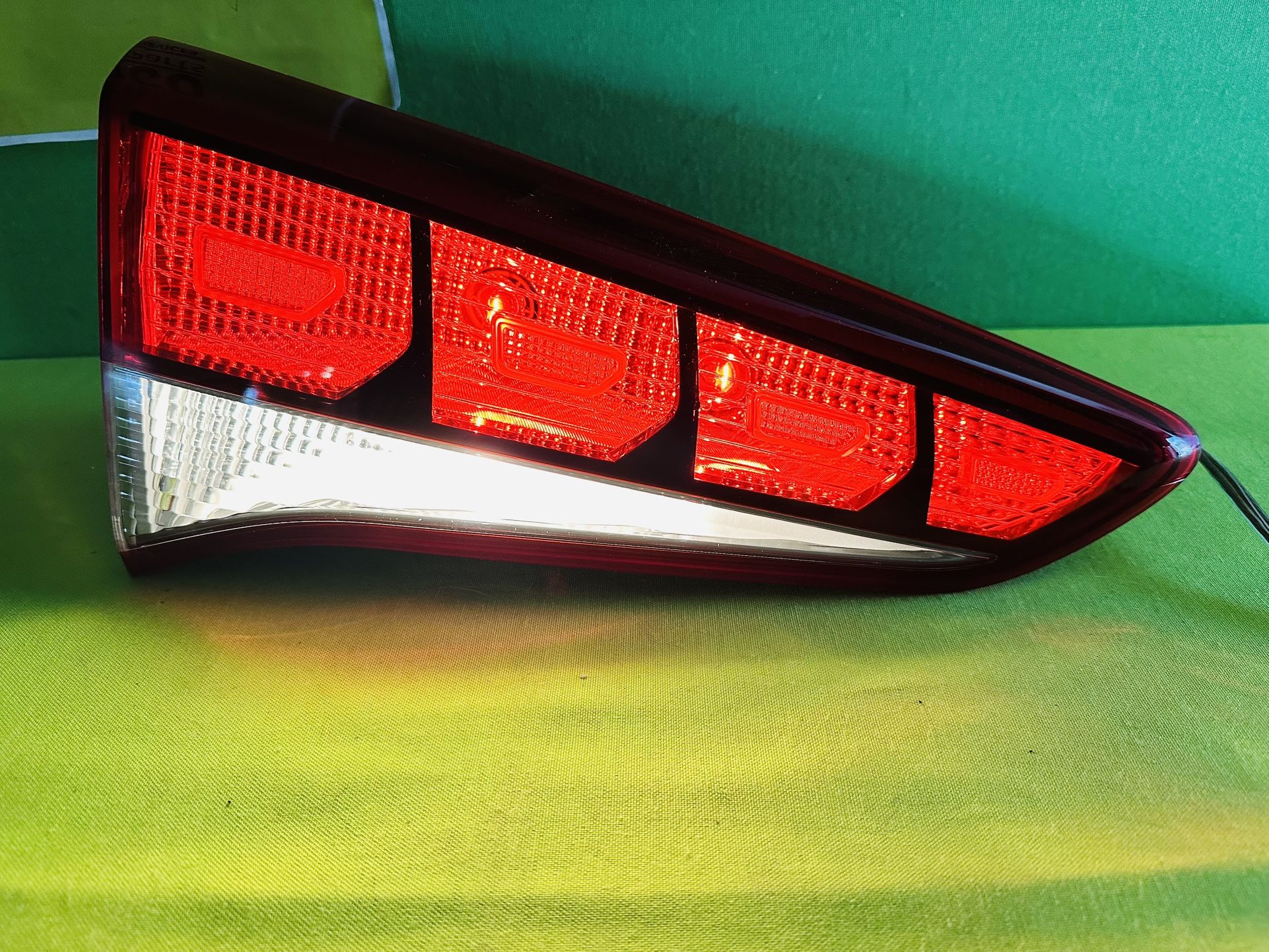 2016 - 2018 HYUNDAI TUCSON REAR LEFT SIDE INNER HALOGEN TAIL LIGHT OEM 92403-D3