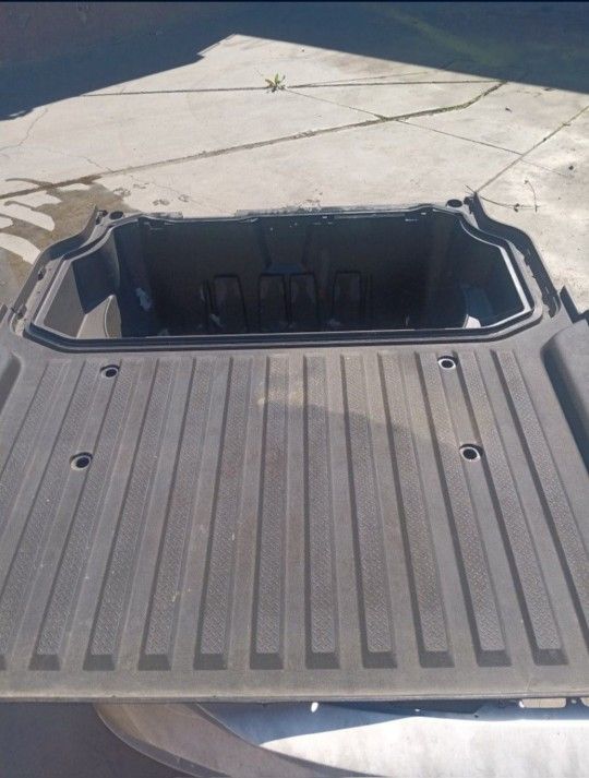 2017-2020 HONDA RIDGELINE REAR BOX BED FLOOR SPARE TIRE STORAGE COMPARTMENT
Sold as is in the photos without covers

COMPARTIMENTO DE ALMACENAMIENTO D