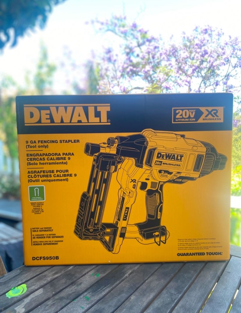 DEWALT 9-Gauge Fencing Stapler