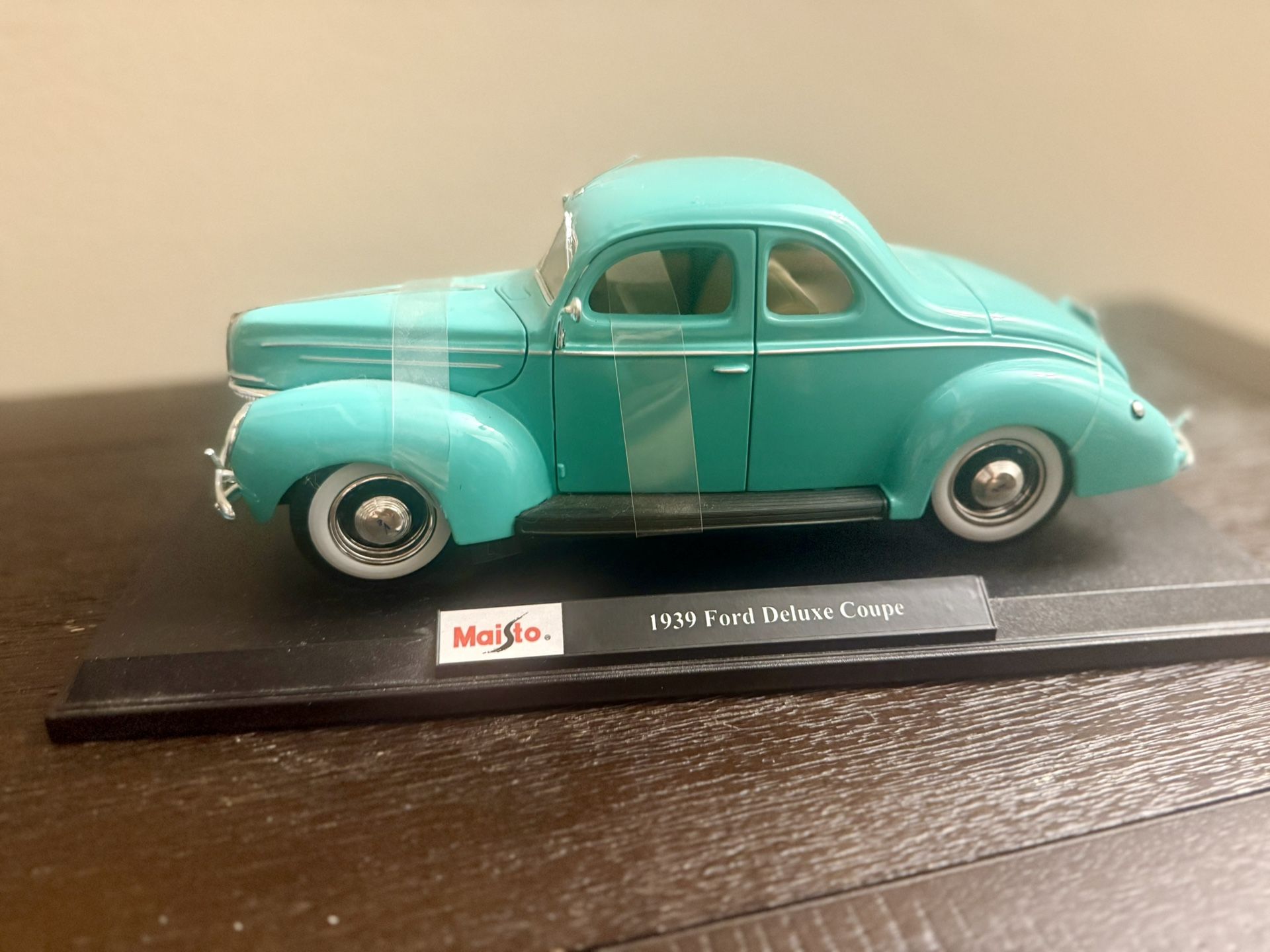Maisto 1939 Ford Deluxe Coupe Diecast Model