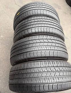 215 50 17 Bridgestone Vendo este Seth de llantas con 80% de vida las 4