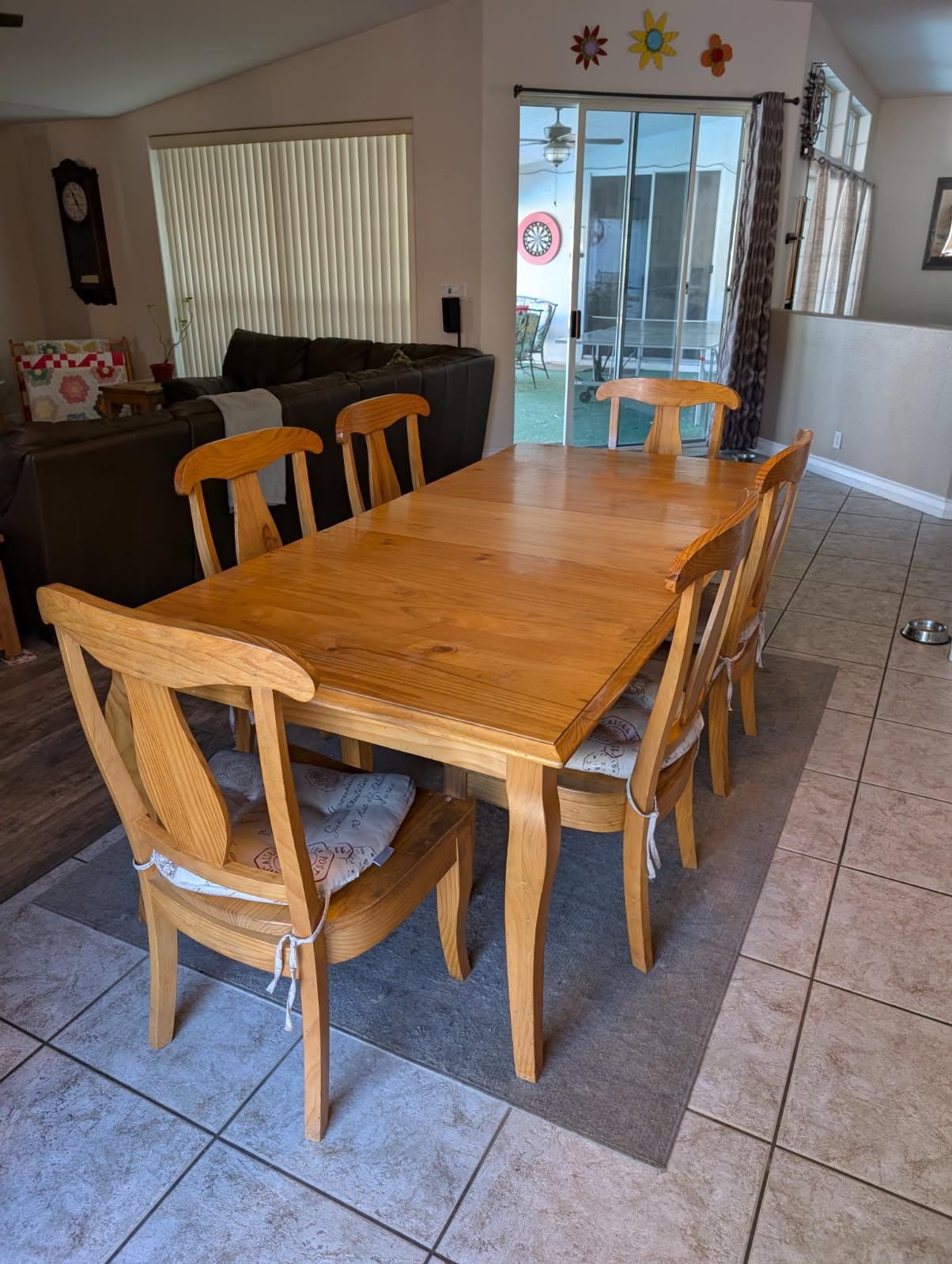 Dining Room Table & 6 Chairs