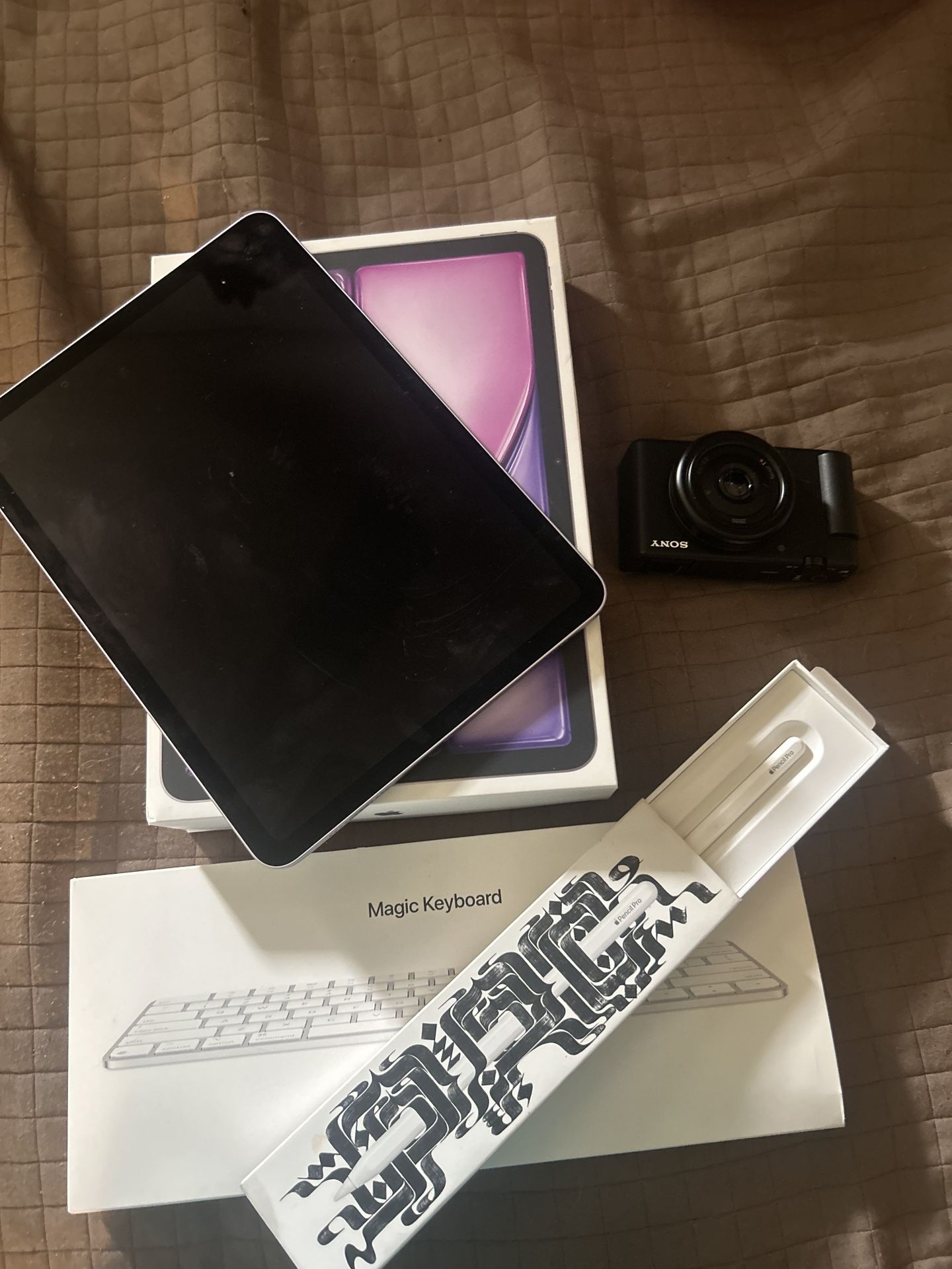 Electronic Bundle. IPad Air, Magic Keyboard, Apple Pencil Pro & Sony ZVF-1