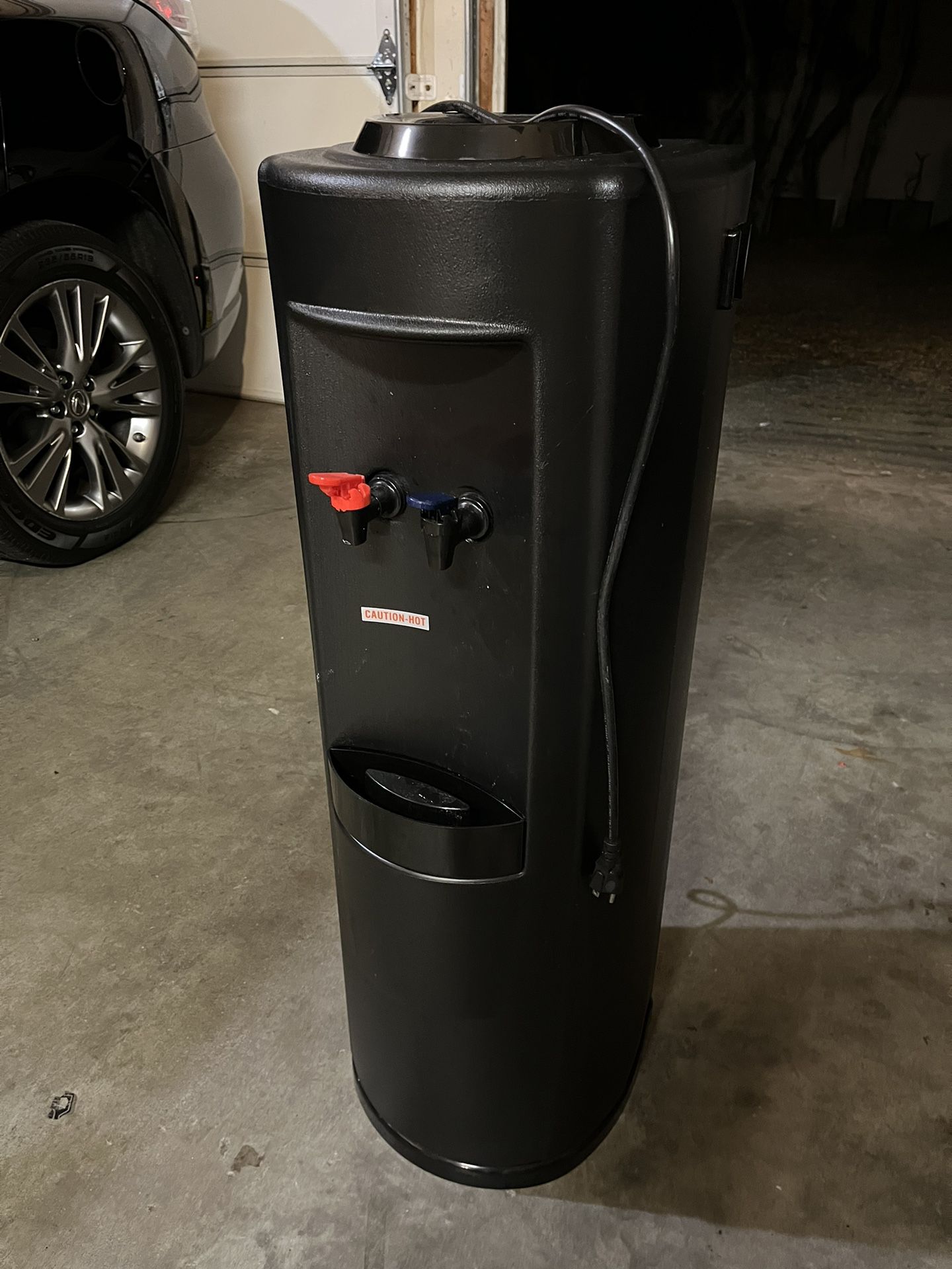 Water dispenser - Hot And Cold Water - Excellent Condition 