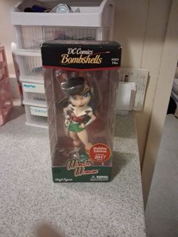 DC Comics Bombshells Wonder Woman Holiday Edition Vinyl Figure