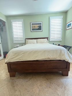 Pottery Barn Sumatra Queen Bed - Mahogany  GREAT DEAL!