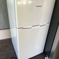Like new mini fridge