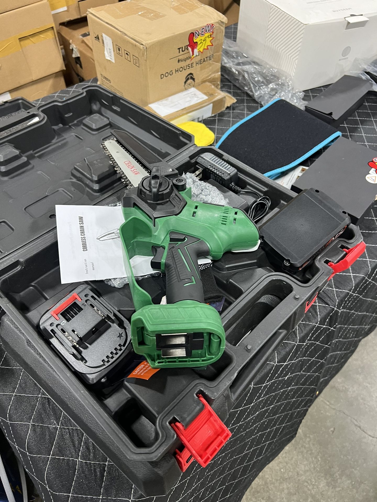 Mini Chainsaw with 2x 24V Batteries / Mini motosierra con 2 baterías de 24 V