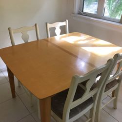 Nice Wood Table With 4 Chairs Very Clean