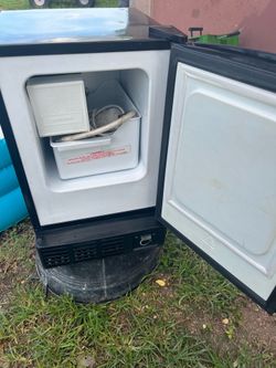 Ice maker for under cabinet