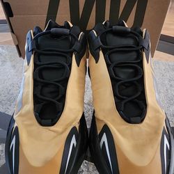 Mens Adidas 700 MNVN