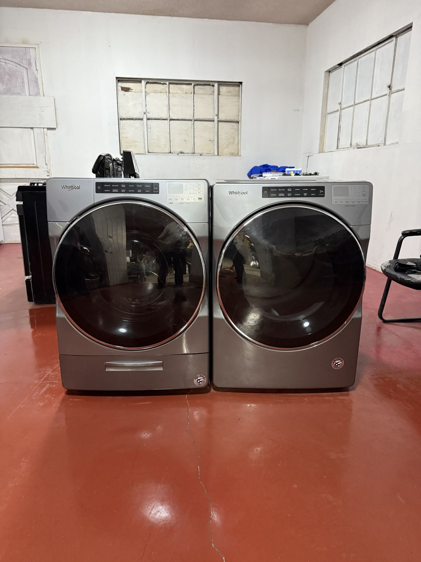 Set of washer machine Whirlpool and gas dryer. In perfect conditions and works perfectly. Washer machine capacity of 4.5 and dryer capacity 7.4. Del
