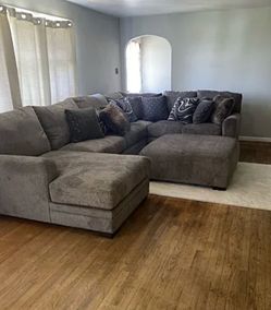 Bob’s Discount Furniture Lux Sectional Sofa – Left-Facing Chaise