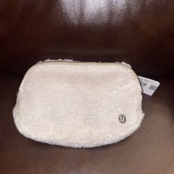 NWT LuLuLemon Everywhere Belt Bag White Fleece