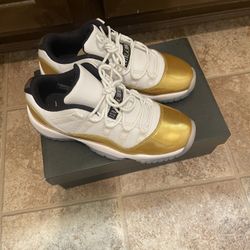 Low Jordan 11’s Size 6y