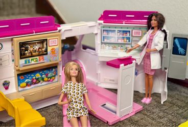 🌸Barbie Hospital Mobile Van + convertible remote car!