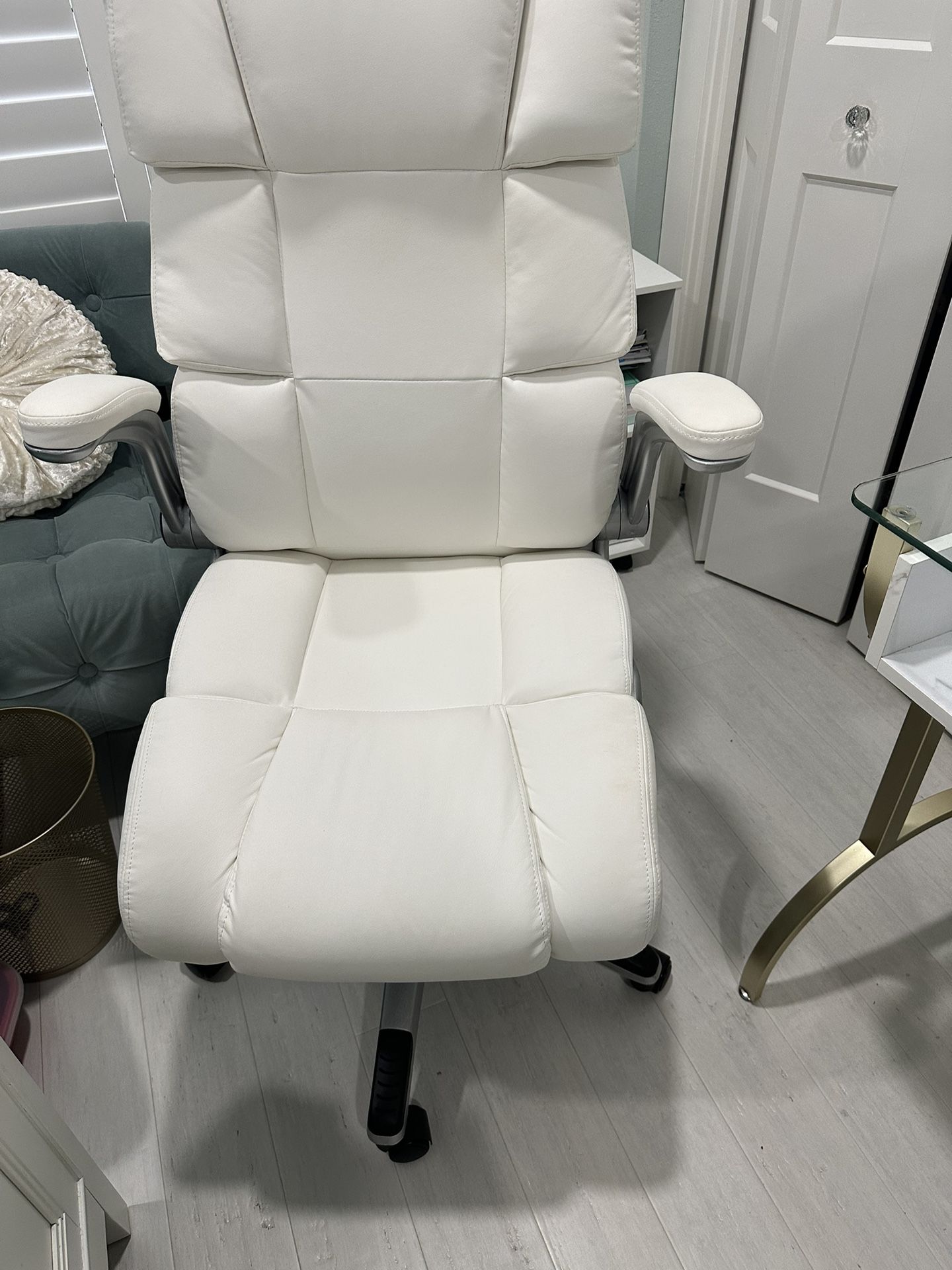 Beautiful Desk Plus White Leather Chair