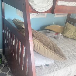 Twin-over-full bunk beds, with mattress included, esta como nuevo casi no se uso