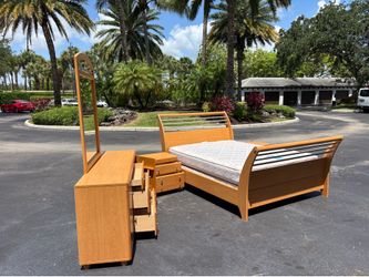 Beautiful Bedroom Set Queen Size Solid Wood Maple Color Like New by Palliser Furniture