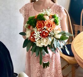 Creating a wedding bouquets for bride and her maid / maids