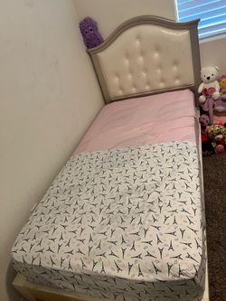 Cama con base sólida hecha de tabla gruesa