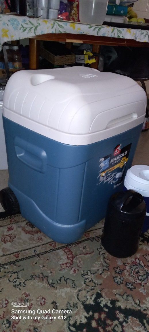 In Exallant Clean Condition 70 Quarter Igloo Icechest And 3 More Everything You Need For Your Trip $40 All Check Out All Pictures 
