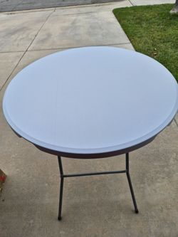 Round folding table