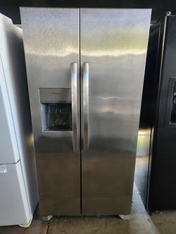 Frigidaire Side-By-Side Fridge 33"W 